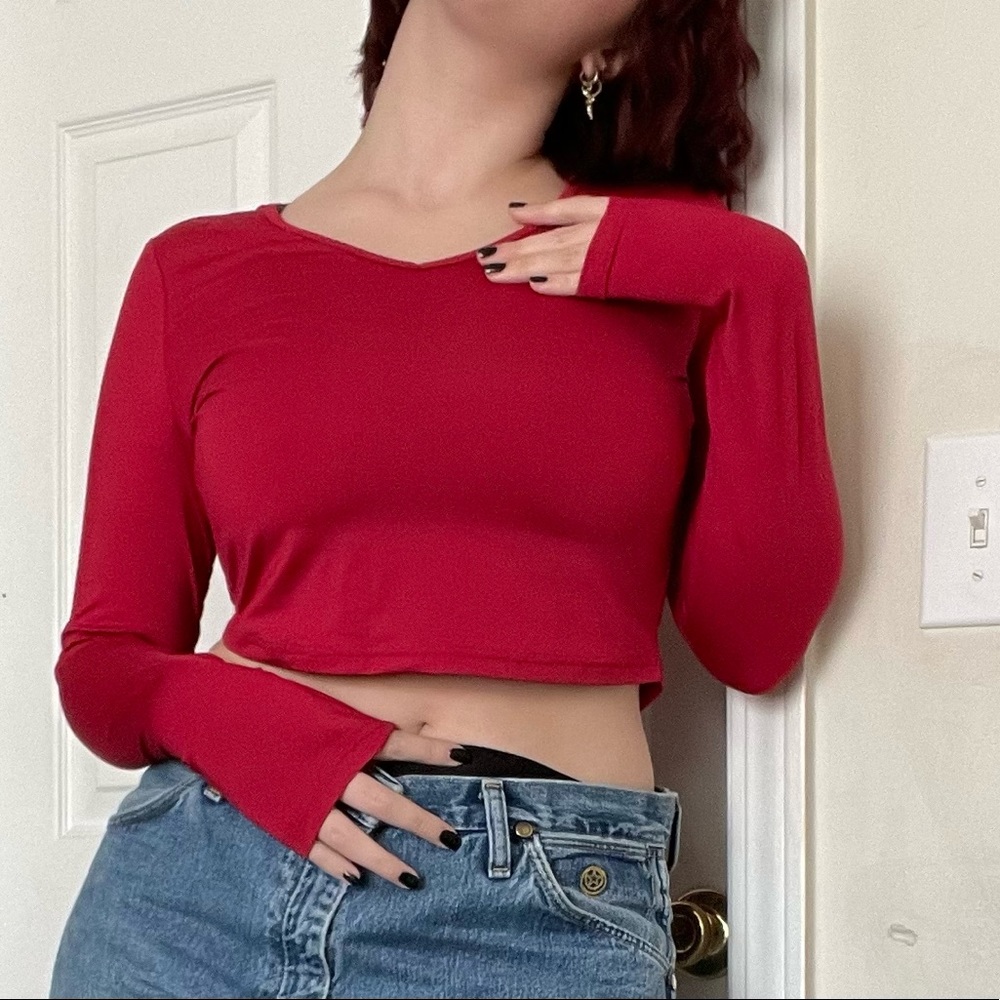 red long-sleeved cropped tee (form-fitted)